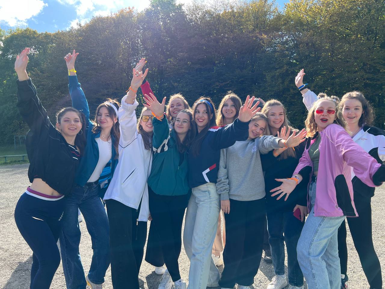 Яскравий момент єднання під час урочистої посвяти першокурсників на природі.